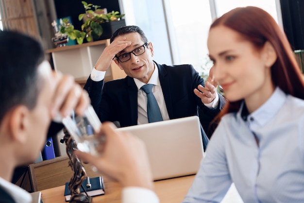 Cara, bebendo um copo de água no escritório de advogados para o divórcio.