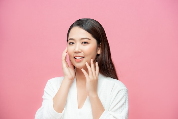 Cara de belleza. Hermosa mujer con maquillaje natural. Chica con piel limpia y fresca. De cerca. Alta resolución