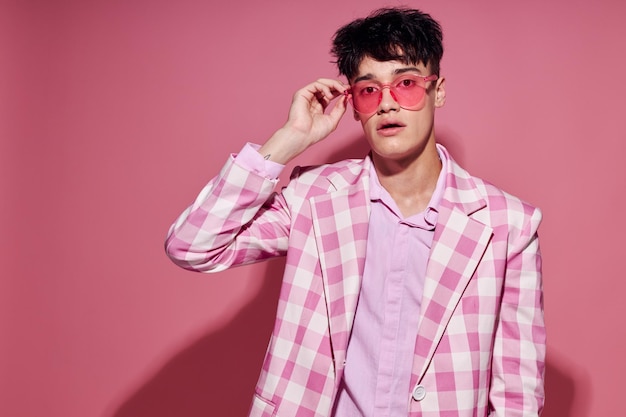 Cara bonito autoconfiança blazer xadrez rosa moda posando estilo de vida inalterado