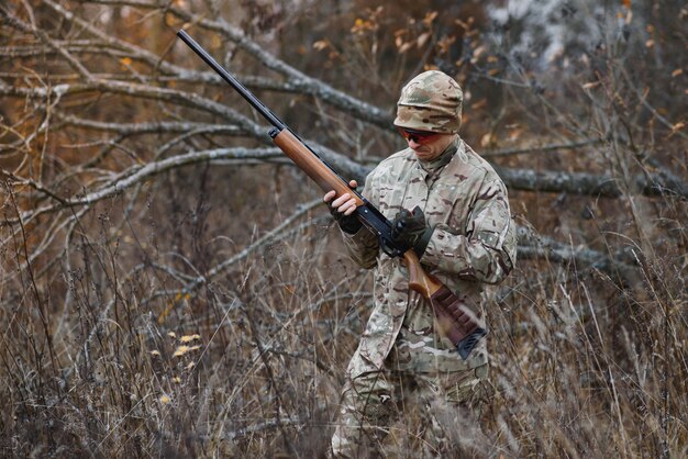 Cara bonito caçador com arma