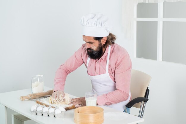 Cara bonito com barba e bigode cozinhar alimentos orgânicos