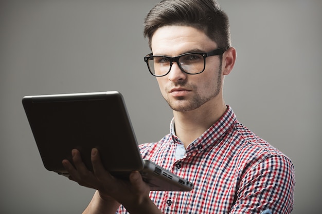 Cara bonito com óculos e laptop