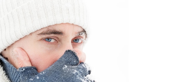 Cara bonito com olhos azuis na neve Retrato de inverno Copiar espaço