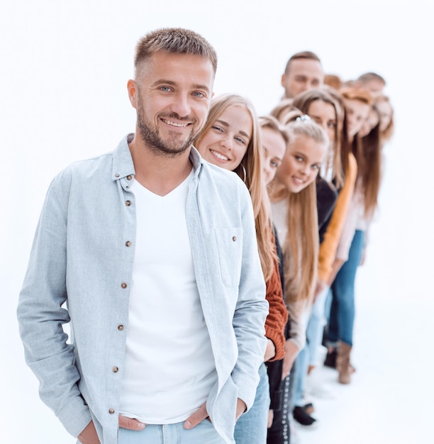 Cara bonito em frente a um grupo de jovens