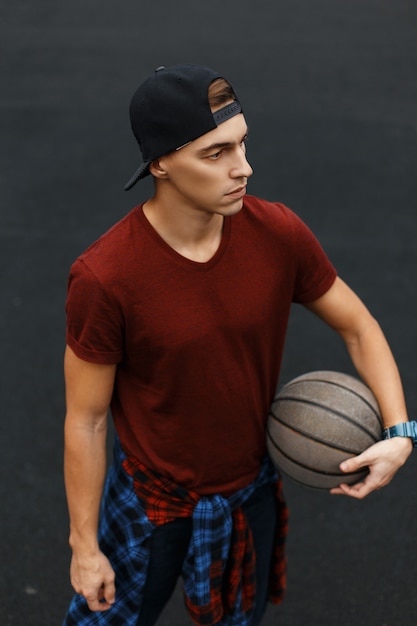 Foto cara bonito jogando basquete ao ar livre