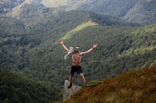 Cara bonito na encosta da montanha