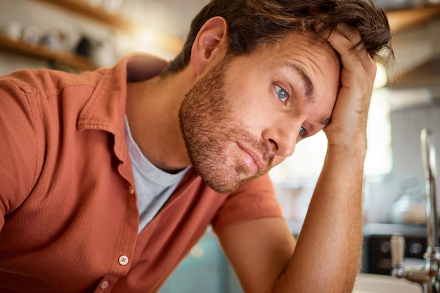 Cara cansada y hombre de negocios en la cocina para trabajo remoto autónomo y salud mental La tecnología falla el estrés y se siente frustrado con un hombre en casa por agotamiento y ansiedad