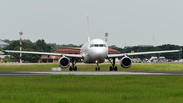 Cara a cara con un twinjet blanco