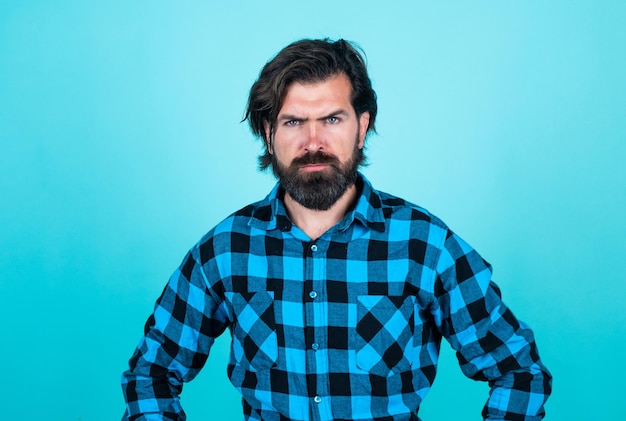 Cara caucasiano sério com cabelo moreno com barba perfeita e cabeleireiro de bigode