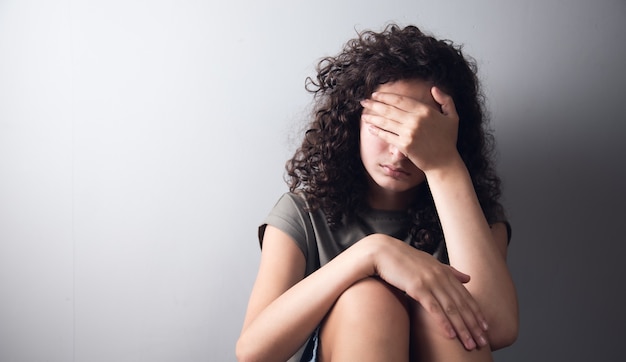 Cara de cerca de mano de mujer deprimida triste.