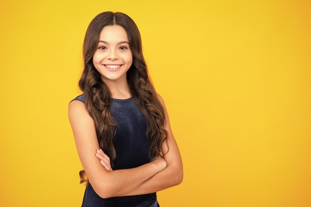 Foto cara de chica feliz emociones positivas y sonrientes copia el espacio niña adolescente linda cruzando los brazos