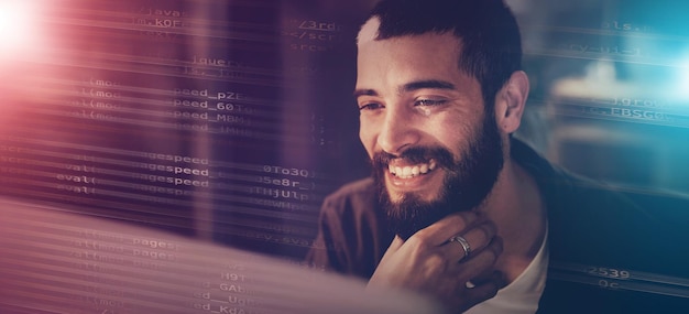 Cara de código de computadora y software de codificación de hombre feliz para sitio web de base de datos de red en línea o servicio de computación en la nube Programador de aplicaciones superposición de HTML nocturno y programación de desarrolladores phishing seguridad cibernética