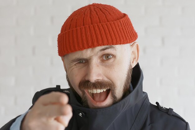 cara com bigode em um chapéu de malha vermelho