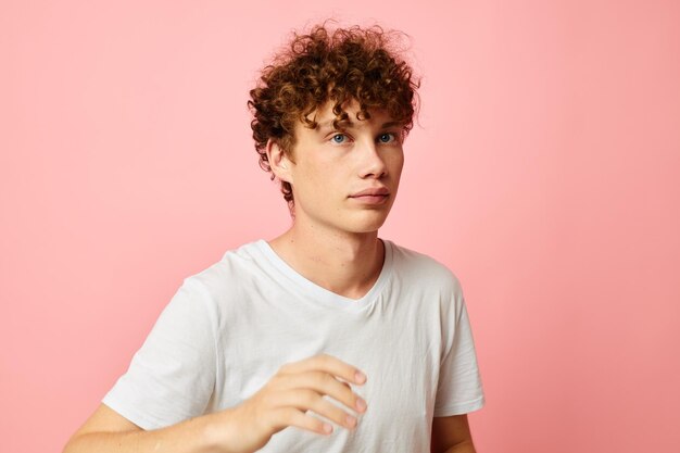 Cara com cabelo ruivo cacheado roupas de verão camiseta branca posando fundo isolado inalterado