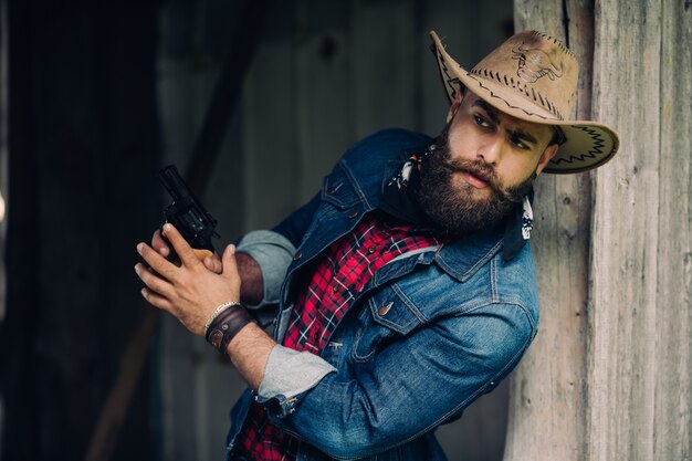 Cara com chapéu e uma arma