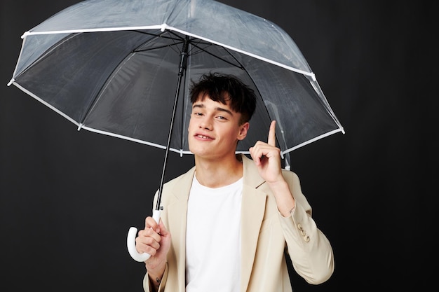 Cara com guarda-chuva aberto transparente terno estilo elegante