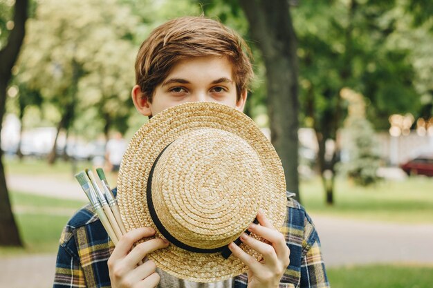 cara com pincéis para pintar estandes no parque