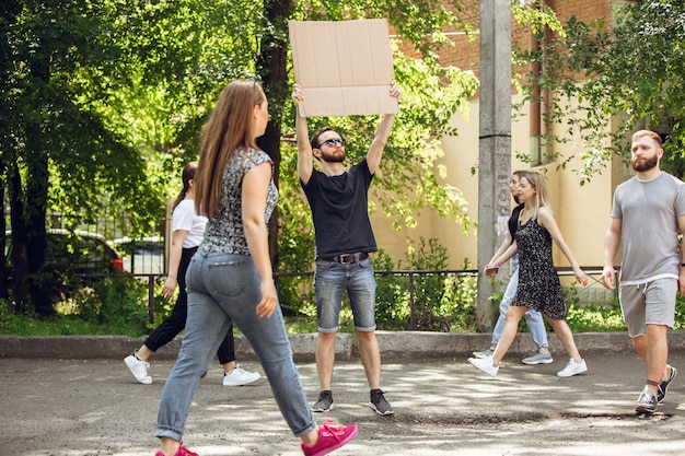 Cara com sinal de homem fica protestando contra coisas que o irritam