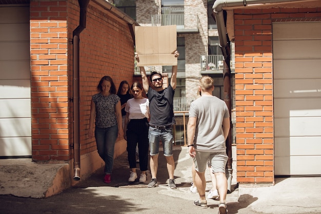 Cara com sinal - o homem fica protestando contra coisas que o irritam. demonstração individual de seu direito de falar livremente na rua com placa. copyspace para texto. opinião ouvida pelo público. vida social, humor, meme.