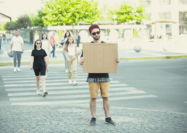 Cara com sinal - o homem fica protestando contra coisas que o irritam