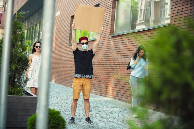 Cara com sinal - o homem fica protestando contra coisas que o irritam