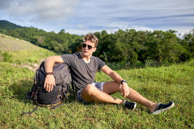 cara com uma mochila no topo da trilha