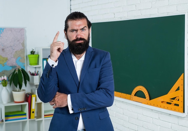 Cara confiante sério com barba inspirada a estudar na escola