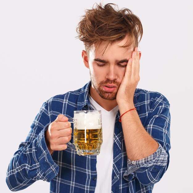 Cara de álcool na camisa azul com cerveja