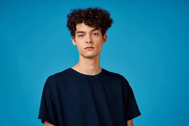 Cara de camiseta preta com fundo azul de cabelo encaracolado