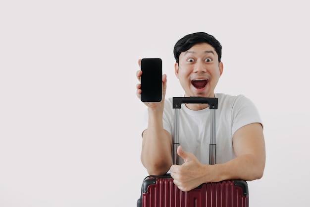 Cara de choque e surpresa de um homem usando um aplicativo de telefone móvel para viajar sentado com sua bagagem ou