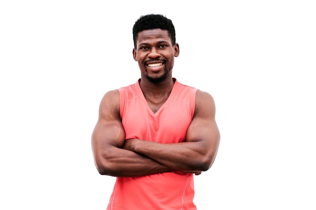 Cara de esportes afro-americanos sorrindo no retrato de fundo branco de um homem atlético com corpo musculoso