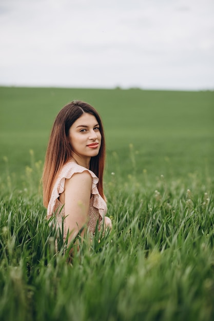 Cara de menina feliz respirando ar fresco e aproveitando o sol em um prado em um dia ensolarado de verão