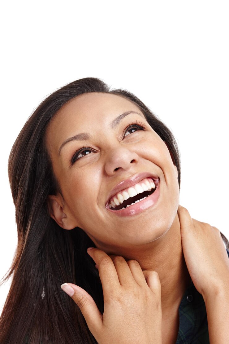 Foto cara de mulher africana ou sorriso em estúdio para odontologia ou beleza mão com confiança para o rosto pessoa feminina fundo branco ou maquiagem com brilho nos dentes felicidade para cosméticos ou transformação