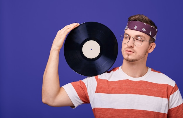 cara de óculos e uma bandana detém um recorde no ombro.