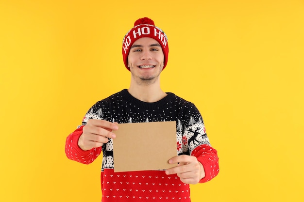 Cara de suéter de Natal com espaço para texto em fundo amarelo