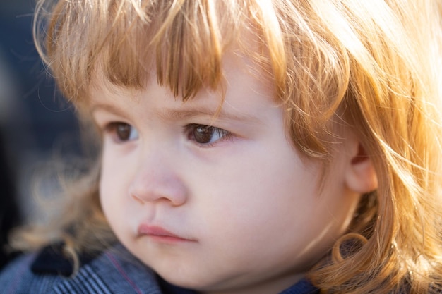 Cara divertida del niño del bebé cerca del retrato de la cabeza de los niños