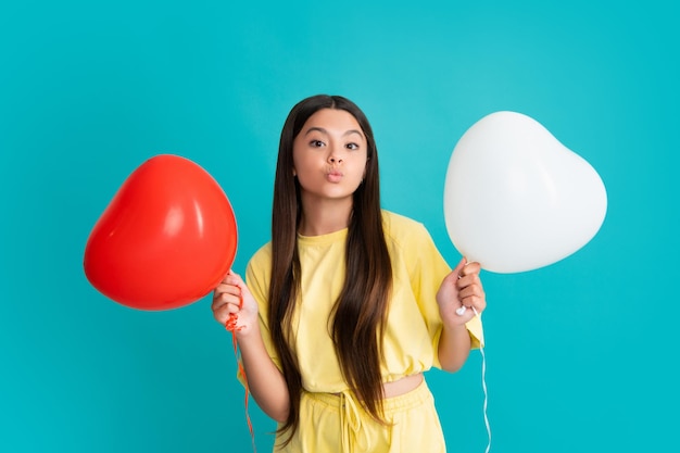 Cara divertida Niño niña adolescente con globos rojos en fiesta de cumpleaños