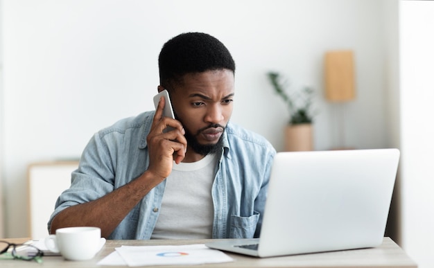 Cara do milênio ligando para o suporte técnico porque sua internet está fora do ar