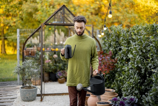 Cara elegante com regador no jardim