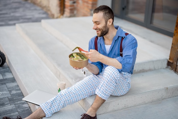 Cara elegante come comida saudável no trabalho ao ar livre