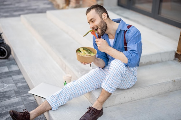 Cara elegante come comida saudável no trabalho ao ar livre