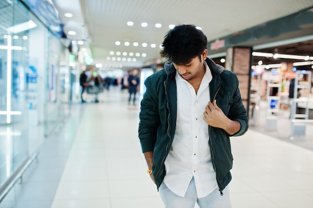 Cara elegante de camisa branca e jaqueta posou no shopping