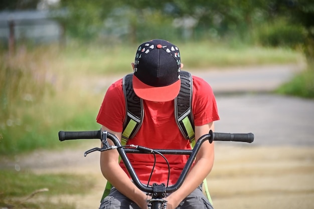 Cara em uma bicicleta ao ar livre closeup