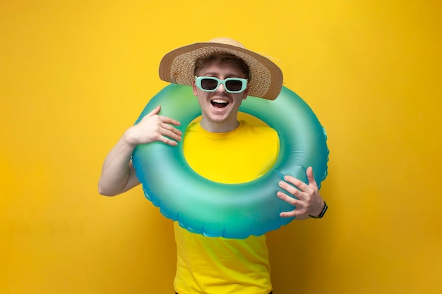 Cara em uma camiseta amarela com um anel de natação em óculos fica em um fundo amarelo