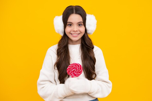 Cara emocionada Adolescente con piruleta de caramelo niño feliz 12 13 14 años comiendo grandes paletas de azúcar dulces dulces Cara feliz emociones positivas y sonrientes de niña adolescente