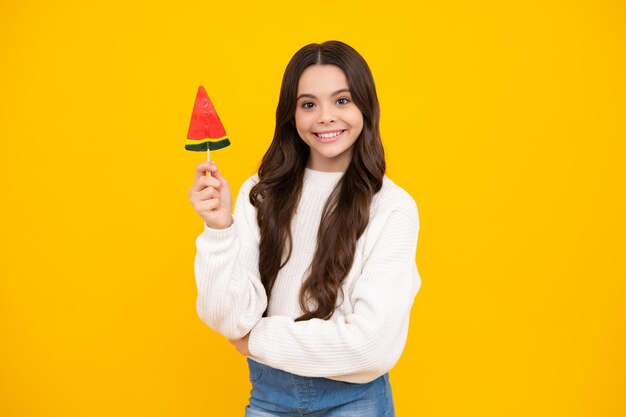 Cara emocionada Adolescente con piruleta de caramelo niño feliz 12 13 14 años comiendo grandes paletas de azúcar dulces dulces Cara feliz emociones positivas y sonrientes de niña adolescente