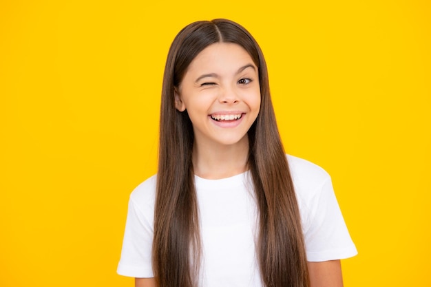 Cara engraçada Adolescente criança menina fechar um olho piscando e sorrindo Conceito de emoções faciais humanas Gesto de rosto piscando engraçado