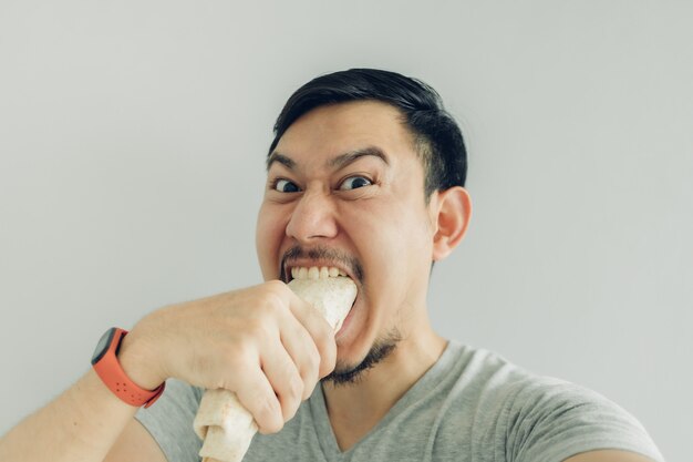 Cara engraçada homem selfie se comendo espetinho de frango caseiro.