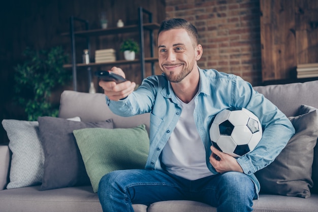 Jogador Desapontado Expressando Desapontamento Ao Assistir Ao Jogo Online  Alph Foto de Stock - Imagem de entretenimento, dispositivo: 196565430