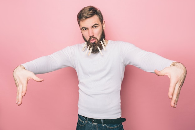 Cara engraçado está dançando com os pivôs na barba